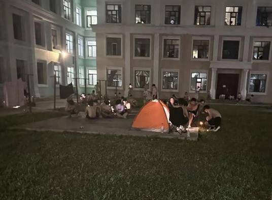 6·25哈尔滨高校学生楼道乘凉睡觉事件