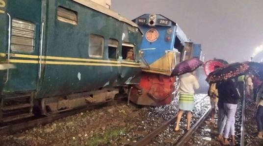 12·7孟加拉国列车脱轨事故