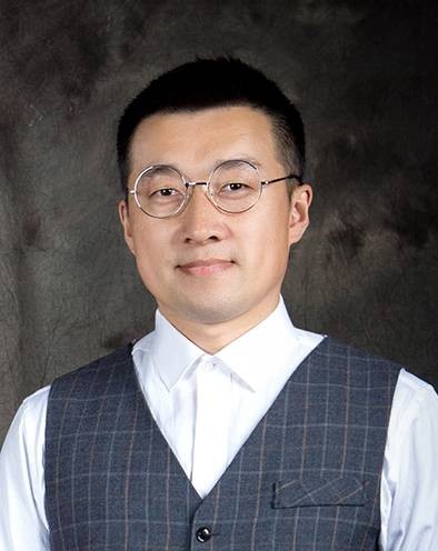 于明龙（大连市平面设计协会副主席）