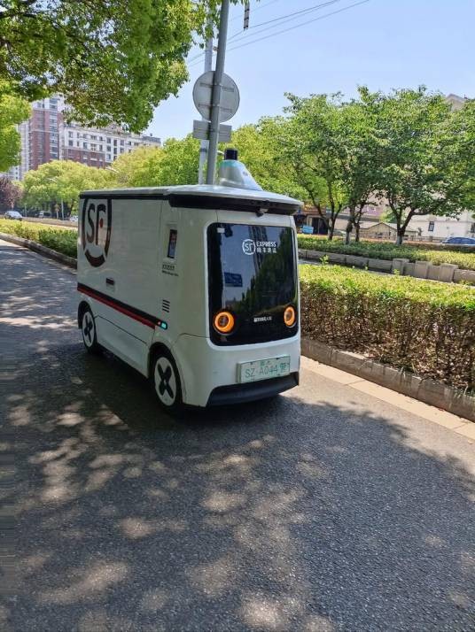 智能无人配送车
