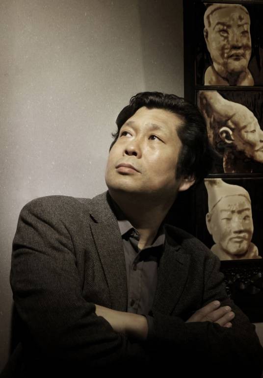郭爱和（第十四届全国人大代表，中国工艺美术大师，国务院特殊津贴专家、文化部优秀专家，洛阳三彩艺术博物馆馆长）