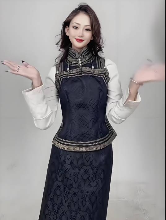 阿泯娜内蒙民族服饰