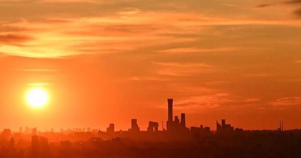 突发!6万年一遇的彗星闪耀北京上空
