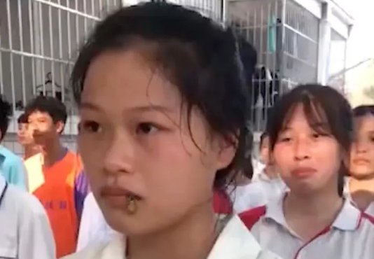 女生军训被蜜蜂爬嘴一动不动是怎么回事？