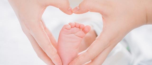 罕见!印度3周大女婴肚子里取出8个寄生胎,女婴的现状如何?