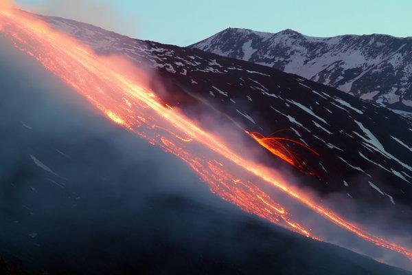 直击冰岛火山持续喷发,火山喷发,是否会加剧全球变暖?