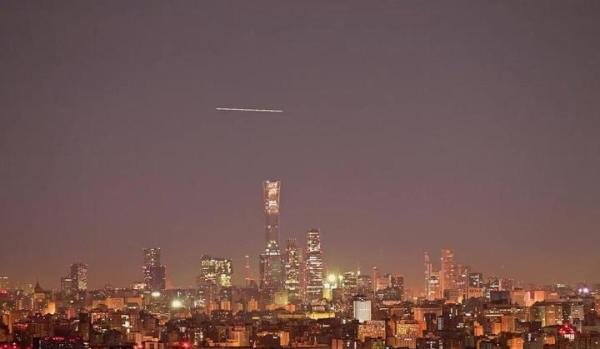 突发!6万年一遇的彗星闪耀北京上空