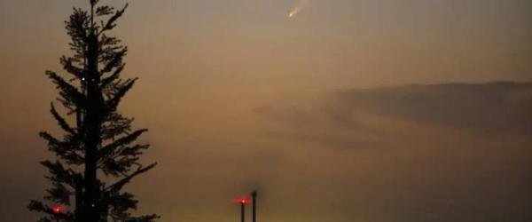 突发!6万年一遇的彗星闪耀北京上空