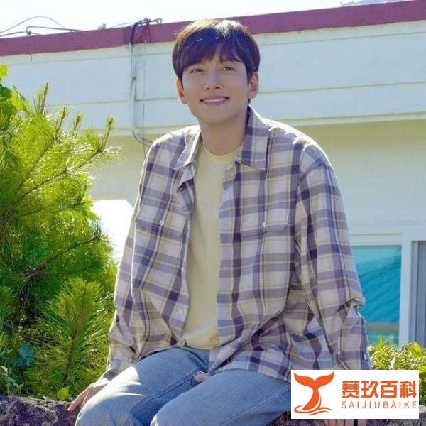 池昌旭再陷抽烟争议！《三达里》室内彩排在演员剧组面前吸电子烟