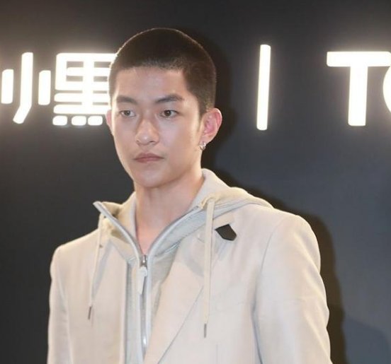 屈楚萧再次否认家暴,之前曝出的家暴是否属实?