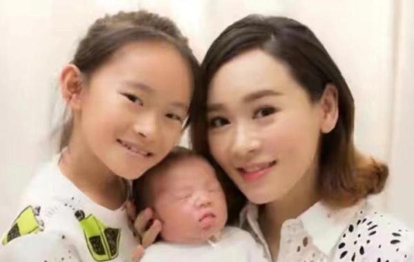 43岁TVB前花旦杨思琦,罕谈结婚2年神秘老公,从未露面被指虚拟人