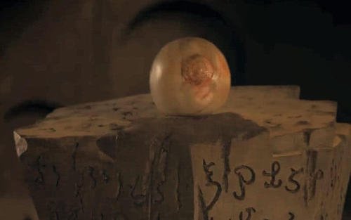 《鬼吹灯》中的摸金三人组，最终如何消除了来自鬼洞的诅咒？
