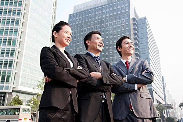 公司有位女同事长得很漂亮，领导总是护着她怎么办？