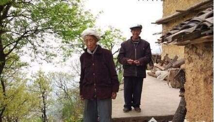 为什么云南老夫妻家中建坟墓？