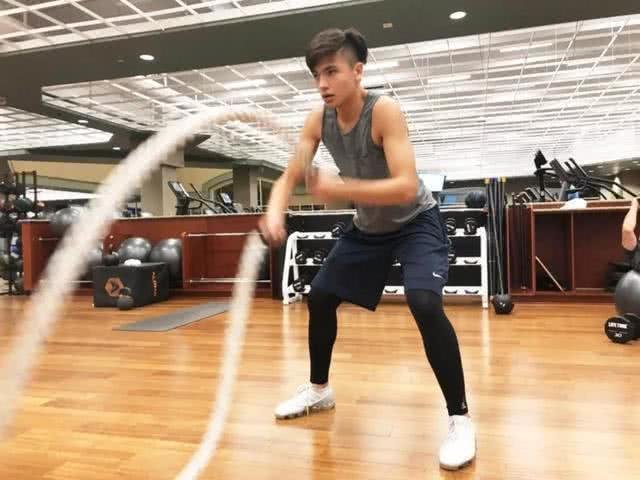 18岁儿子太帅了,2米身高想打职业联赛,他是谁呢?
