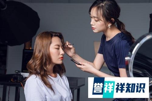 揭秘化妆师的真实工资、想学化妆不妨看看！