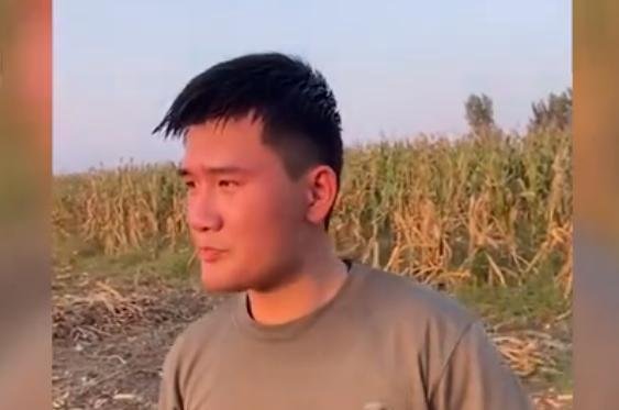 小伙国庆回岳父家怕过敏穿防护服收玉米：老人腿脚不好，女婿应该的