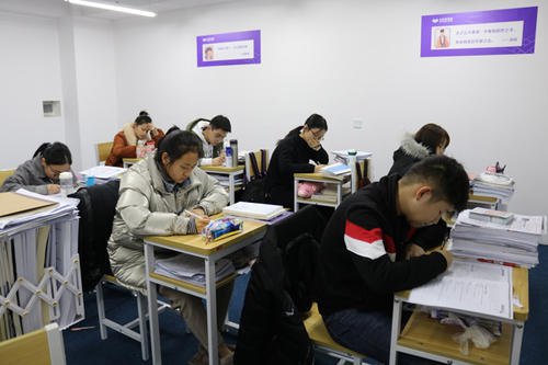 爷爷奶奶花百万给孙女补课,这样会不会给孩子造成压力?