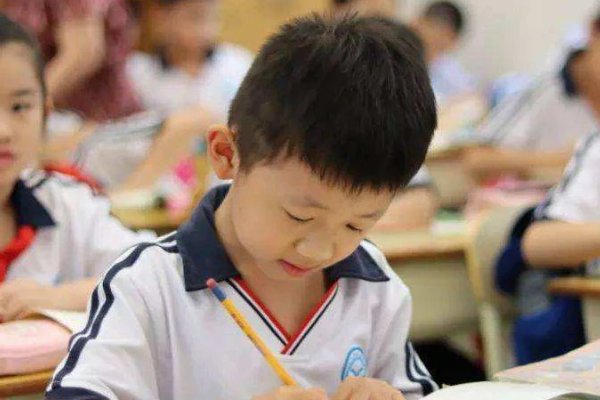 白虹贯日中贯意思