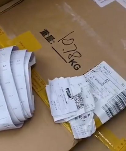 沈阳一顾客购买30万商品，所赠纸盒被保安索回，这种行为如何定性？