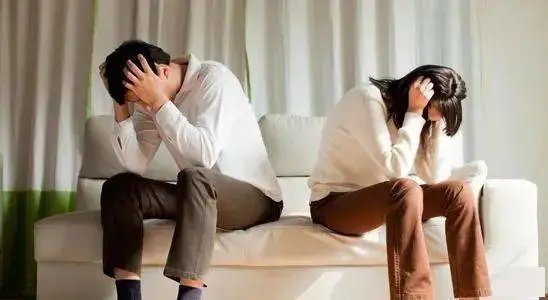 湖北十堰一女子因感情纠纷爬上车头被顶行200米,当时的情况有多危险?