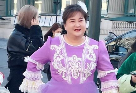 贾玲穿紫色公主裙录综艺被偶遇,贾玲是个平易近人的艺人吗?