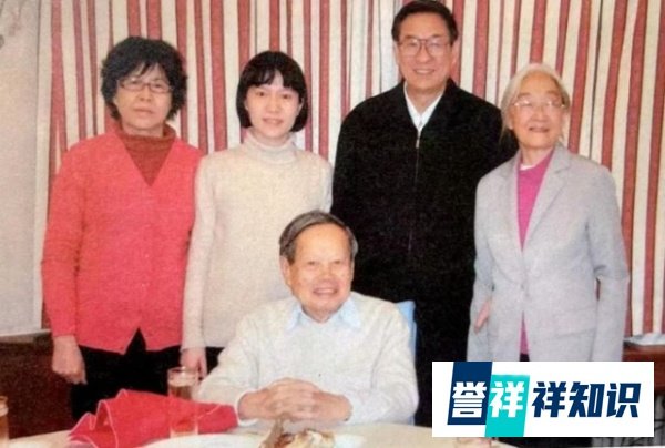 百岁老人杨振宁摔伤,46岁妻子悉心照料,73岁岳母第一时间来探望