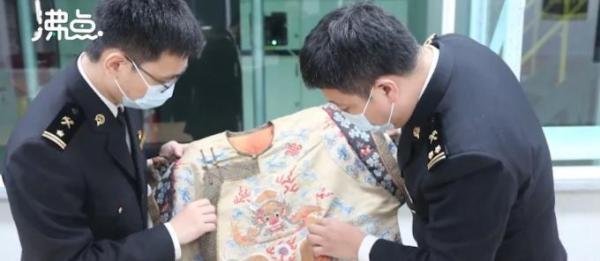 杭州海关查获价值15万清代龙袍 这是咋情况？