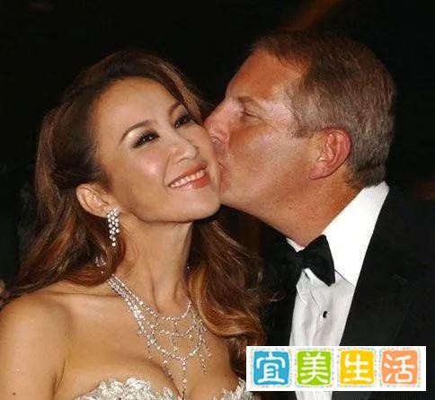 52岁的富商娶李玟为妻，婚礼极其奢华，花费超过1.5亿，宾客都是用直升机接送！
