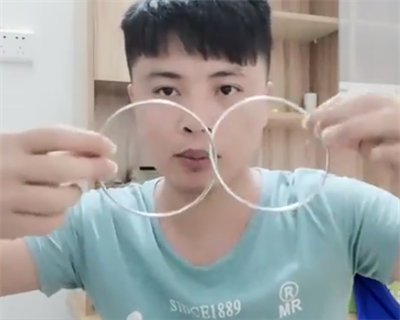 令人不可思议，魔术师是怎么 把两个铁环卡在一起又是分开的？