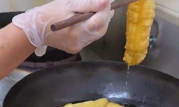 河南一男子为了给同事做好早餐，携带15斤油条膨松剂飞抵卡塔尔