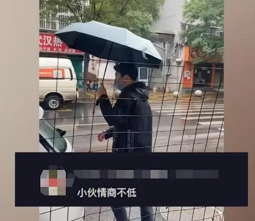 河南一男子冒雨给前妻和孩子送物资，你如何评价此男子的行为？