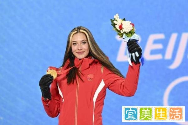 谷爱凌:戴三枚奖牌很重 我正在锻炼我的脖子