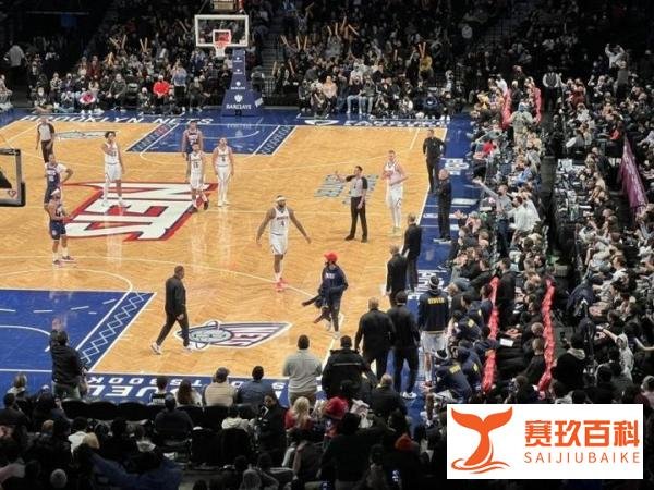 小脾气又上来了！考辛斯不满被吹走步砸球&抱怨裁判 被驱逐出场