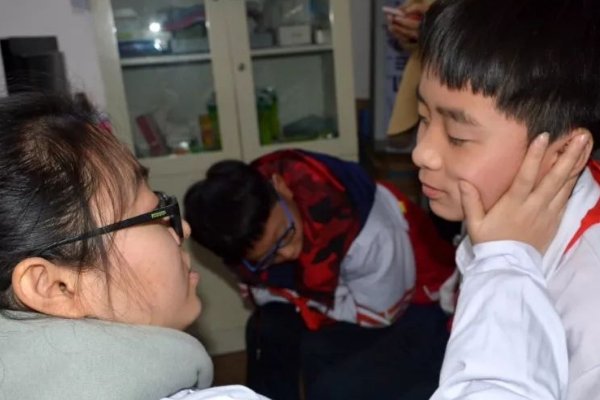 四川一初中97名学生发热呕吐，这是什么原因造成的？