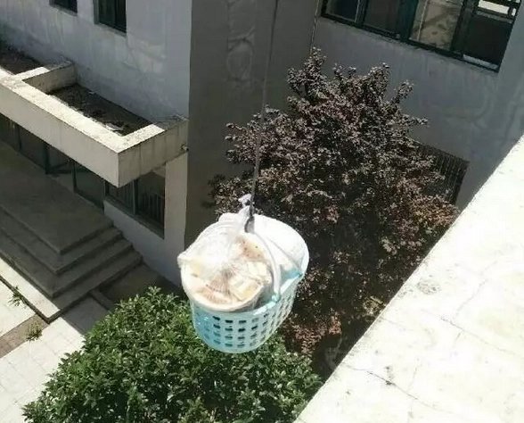高温停电,四川女子拉绳吊外卖上25楼!此女子为何会这么做?
