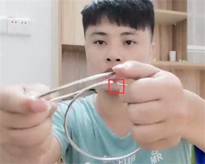 令人不可思议，魔术师是怎么 把两个铁环卡在一起又是分开的？