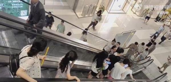 扶梯突然停运 乘客原地停留20分钟 网友:别笑,这么做是最好的