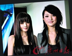 想知道周讯边上那个美女叫什么名字。