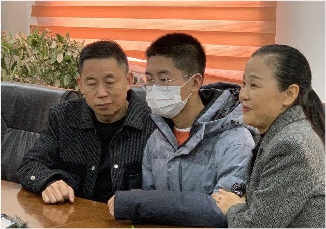孙海洋一家三口温馨同桌吃饭，此刻孙海洋一家人的心情会是怎样的？