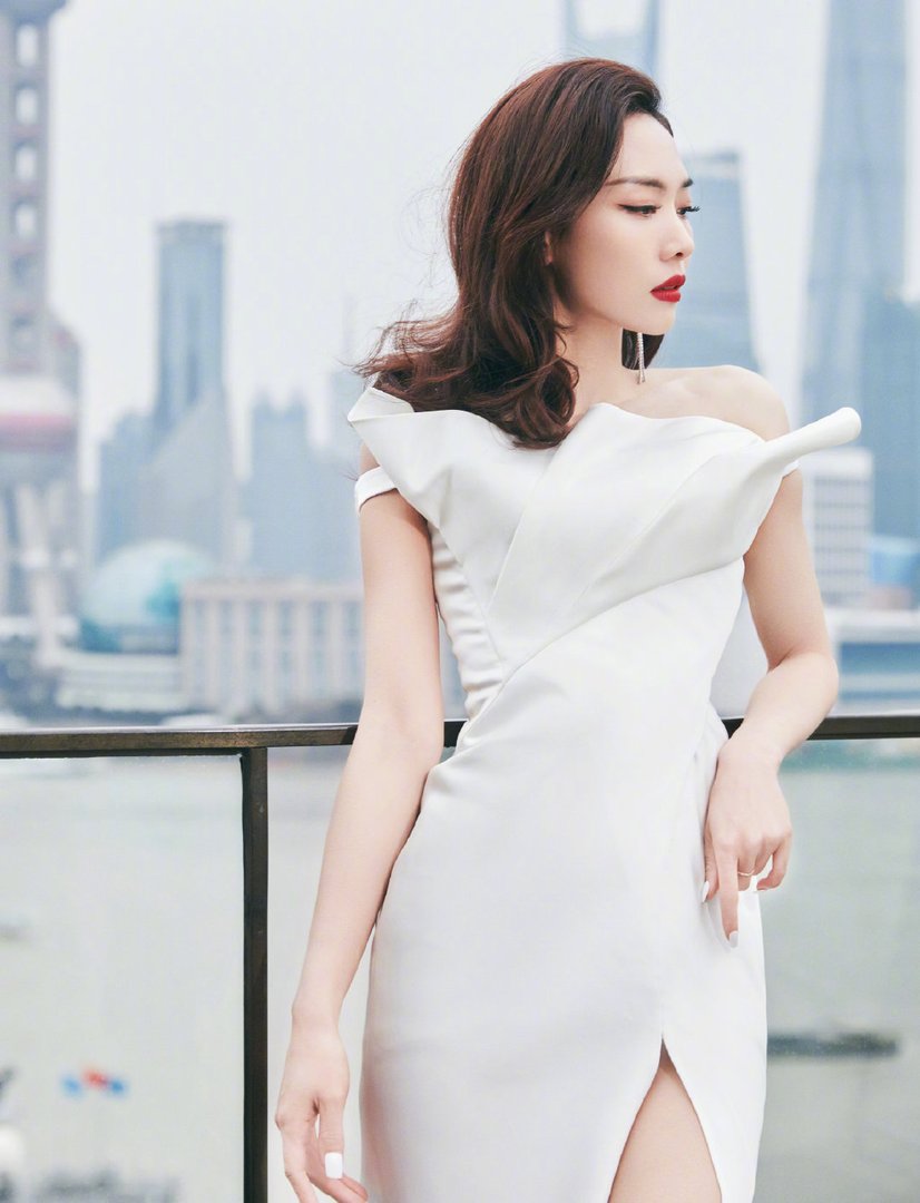 王霏霏因为李佳琦变成大嗓门，这是咋回事？