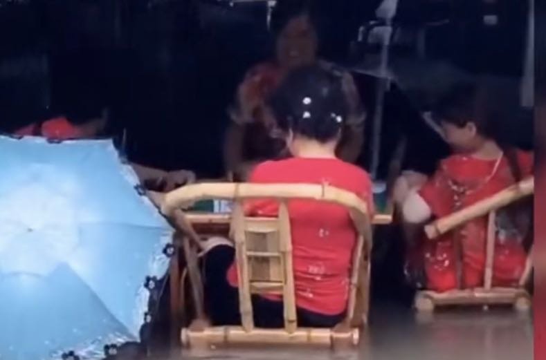 成都大妈洪水中打麻将是否是在摆拍？