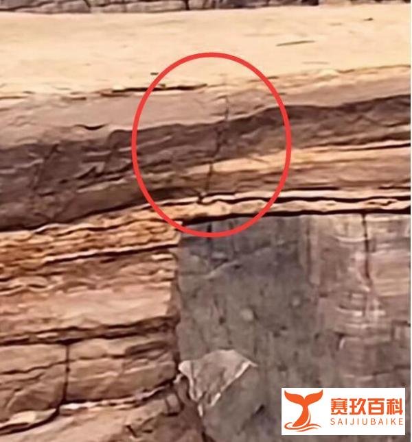 悬崖试胆石现裂缝游客仍坐边缘打卡