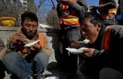 7个孙子重孙合力抬96岁老人旅游，生活在这样的家庭是否会很幸福呢？