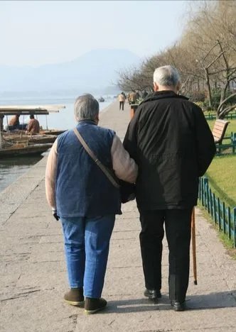 老太因老伴不给买零食离家出走,民警:该哄还得哄!女性永远长不大?