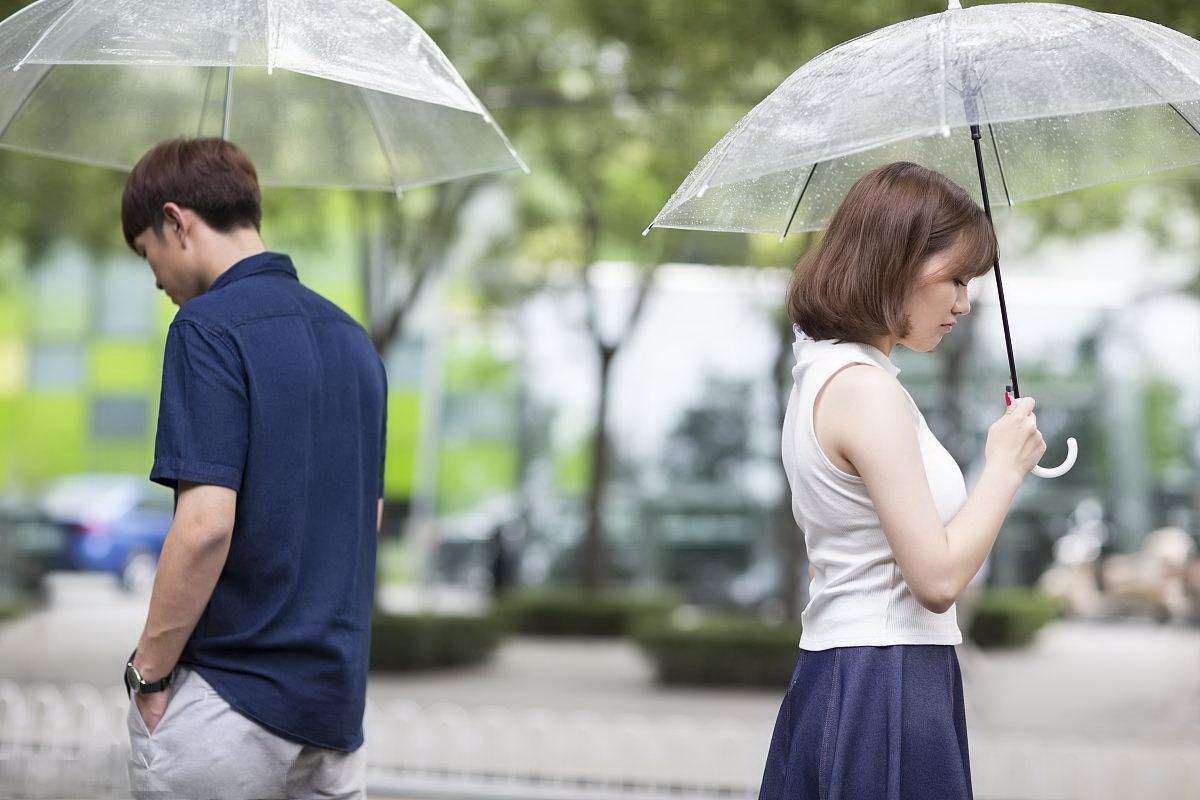 前男友不忠！穿浴袍站楼外女生发声：会重新生活，她的经历让你有何思考？