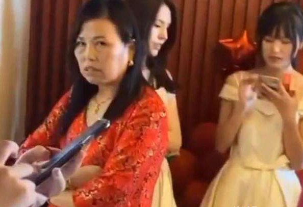 接亲被丈母娘嫌给一万八太少，遇到这样的情况，新郎该如何应对？