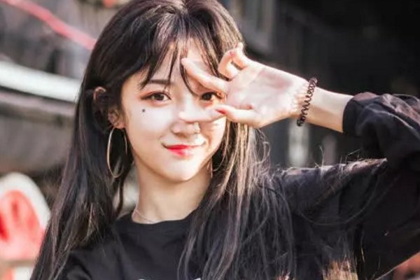 火遍全网的“镇楼女神”已经长大说好等她十年的那些人还在吗?