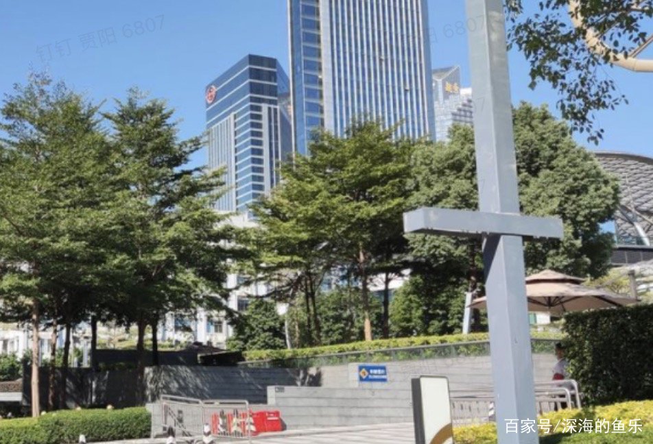 警方通报保安持刀捅死奔驰车主，造成这起悲剧的起因是什么？