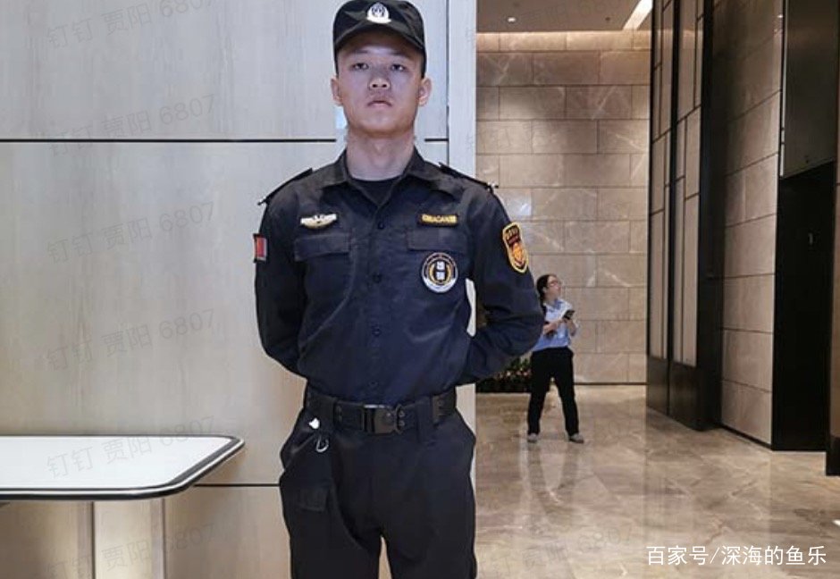 警方通报保安持刀捅死奔驰车主，造成这起悲剧的起因是什么？